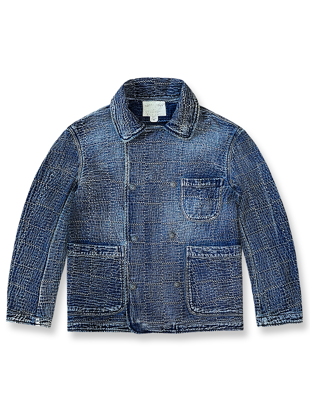 製品画像
"インディゴ ダブルボタン ジャケット、アメリカン・ヴィンテージスタイルのダブルボタンジャケット、450gのコーマコットン素材で作られた厚手で柔らかな生地、重工水洗い加工と手作業によるヴィンテージ仕上げ、刺し子（Sashiko）技術で施された精緻な縫製が特徴"

詳細画像
"インディゴ柄ダブルボタンジャケット、3種類のデザイン（ダイヤ柄、パターン柄、チェック柄）のインディゴ柄を採用、ヴィンテージ感を強調し、日本伝統の刺し子工法で仕上げた精緻なディテール、立体感と深みのあるデザイン"