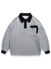 製品画像
「バイカラーオープンカラーのプルオーバースウェット全体展示図。クラシックな襟デザインとバイカラーパッチワークが視覚的な奥行き感を加え、レトロトレンドスタイルを演出。」

詳細画像
「バイカラー襟と胸元の実用的なポケットのディテール特写。デザイン性と収納力を兼ね備え、視覚的な統一感を強調しています。」
