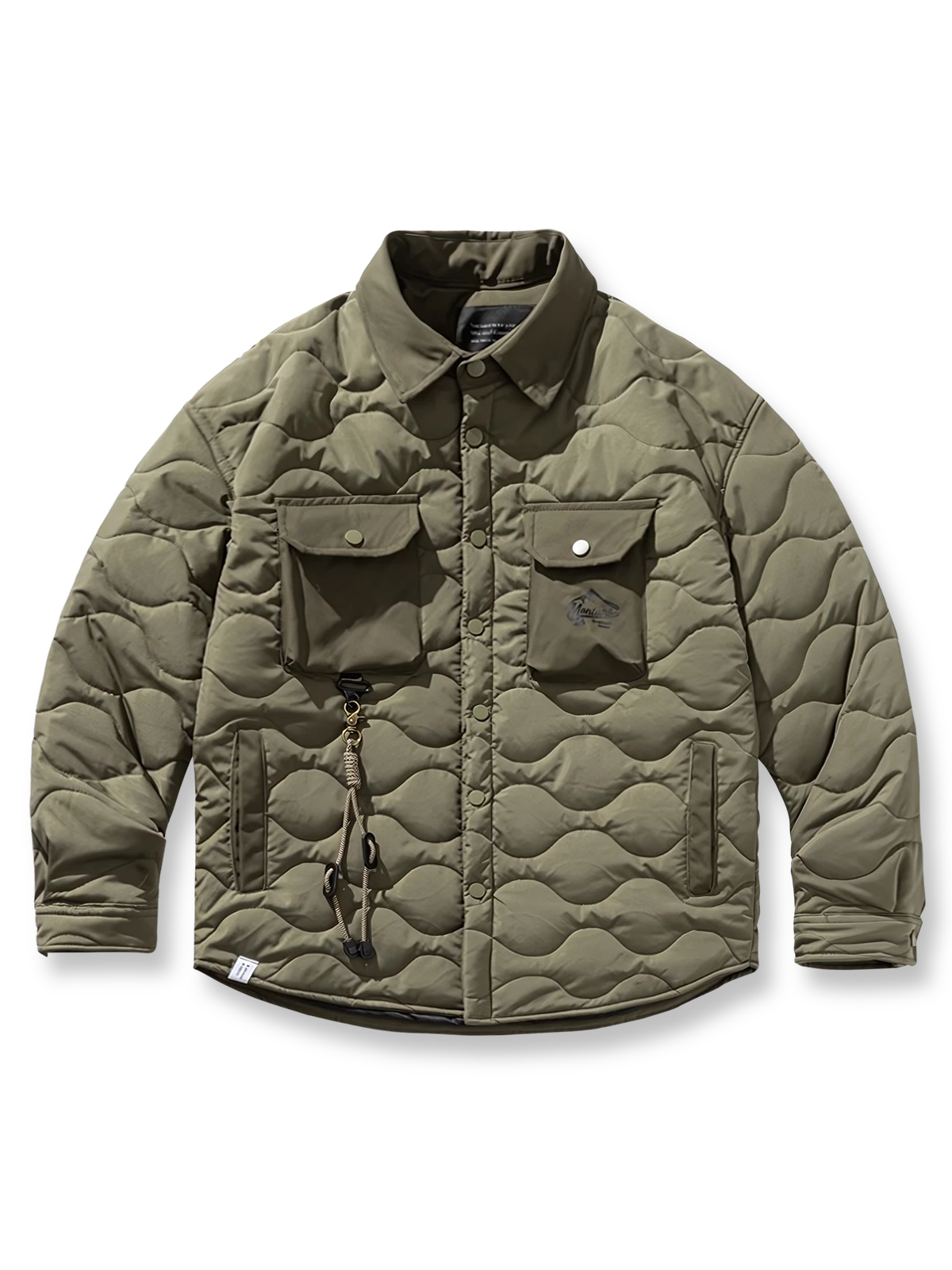 製品画像：
キルティング加工の多ポケット中綿ワークジャケット。クラシックなミリタリーデザインと高い耐久性を備え、収納力に優れた大容量ポケットが特徴。寒い季節にも最適な防寒性。

詳細画像：
キルティングデザインとミリタリースタイルを融合した中綿ジャケット。多ポケット仕様で実用性抜群、ゆったりとしたフィット感が快適な着心地を提供します。防寒性を高めるデザイン。