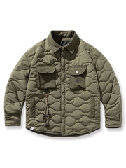 製品画像：
キルティング加工の多ポケット中綿ワークジャケット。クラシックなミリタリーデザインと高い耐久性を備え、収納力に優れた大容量ポケットが特徴。寒い季節にも最適な防寒性。

詳細画像：
キルティングデザインとミリタリースタイルを融合した中綿ジャケット。多ポケット仕様で実用性抜群、ゆったりとしたフィット感が快適な着心地を提供します。防寒性を高めるデザイン。