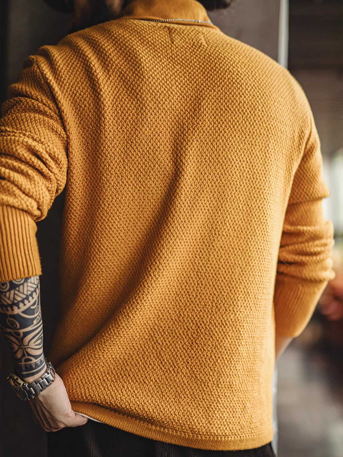 詳細画像: ダイヤモンド柄編みの肌理と防風リブ袖口ディテール
モデル画像: 秋冬のカジュアルコーディネートで着用されたジンジャーイローニット