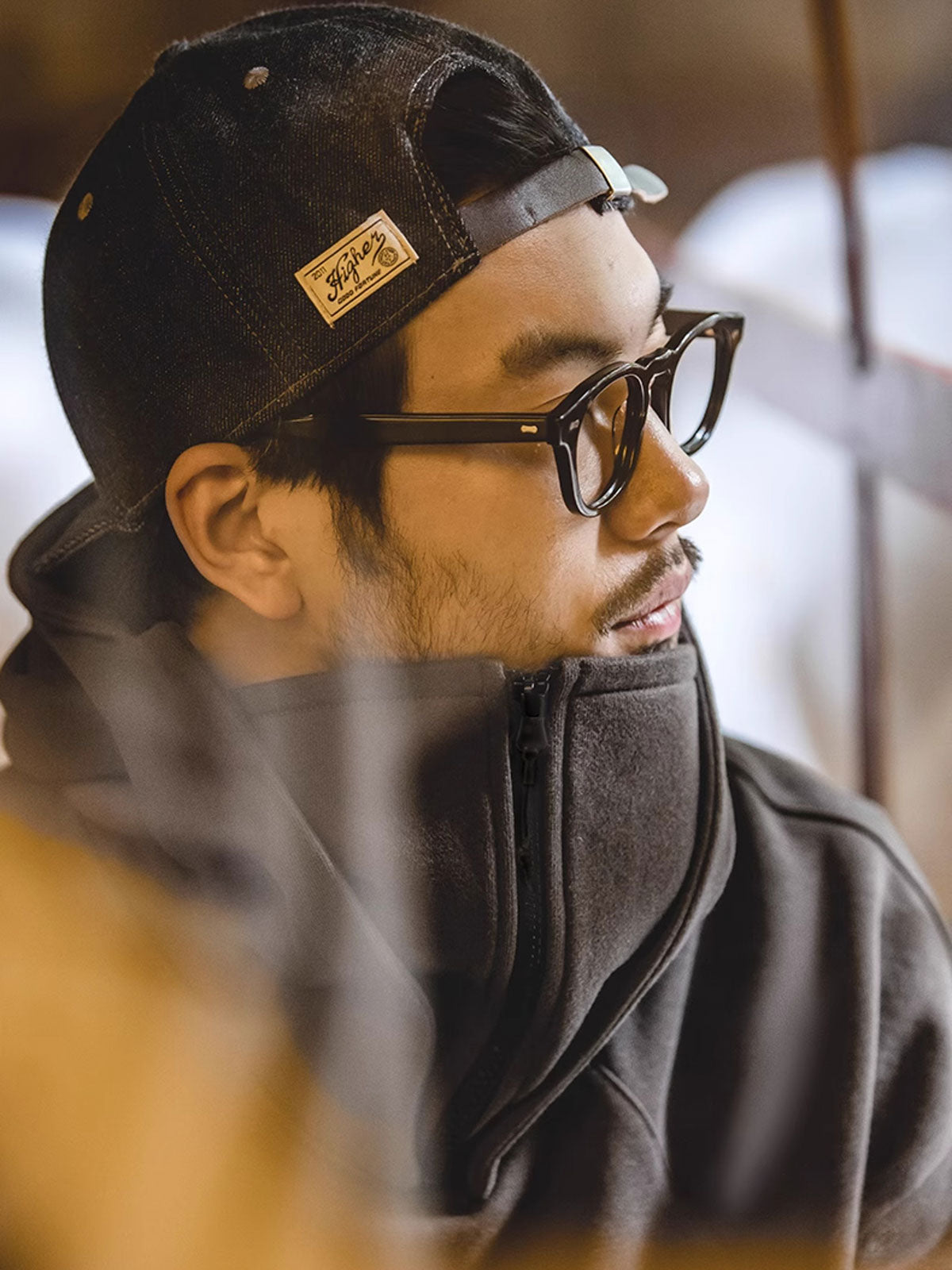 詳細画像:
ジップ式バラクラバ面罩デザインのクローズアップ、風を防ぐ機能性を備えたフード付きパーカー

モデル画像:
モデルが着用したアメリカン重厚バラクラバフード付きパーカー、ストリートスタイルやアウトドアシーンに対応したコーディネート