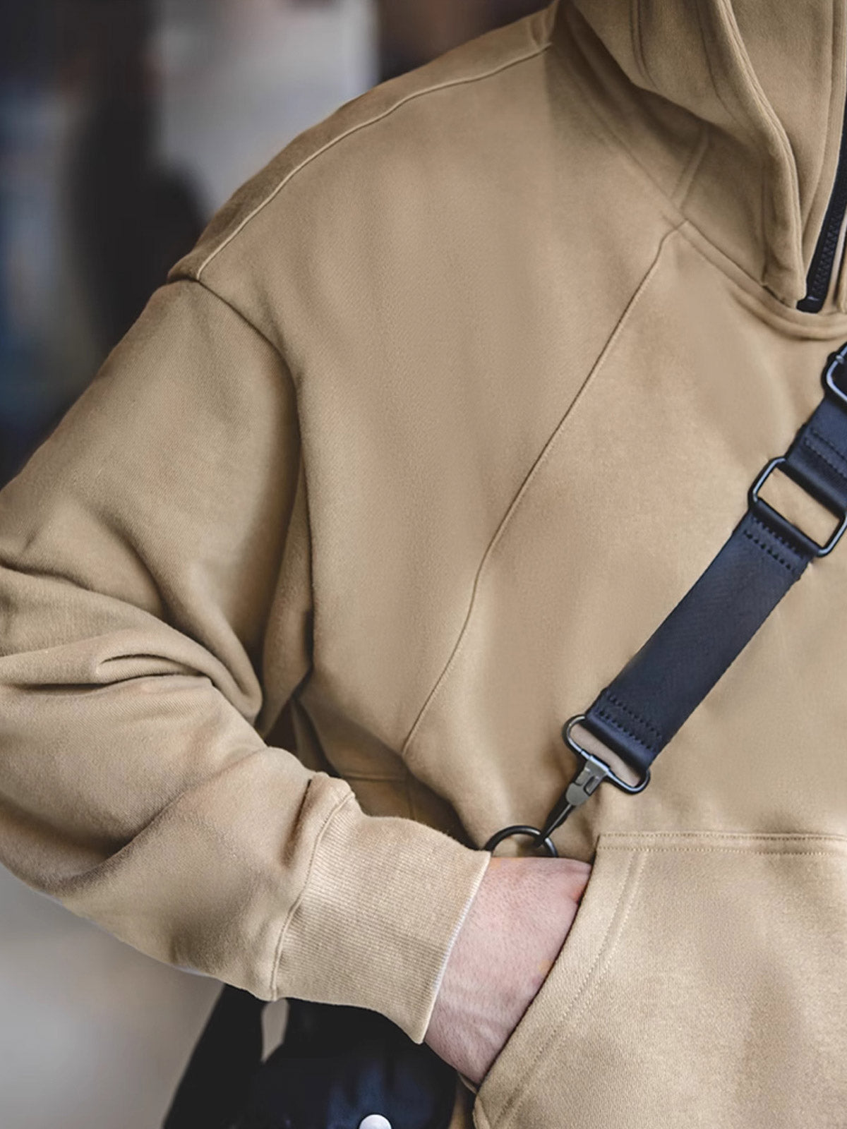 製品画像:
アメリカン重厚バラクラバフード付きパーカー、360g/m²の天然コットン生地とジップ式バラクラバデザイン、アウトドアやストリートスタイルに最適

詳細画像:
ジップ式バラクラバ面罩デザインのクローズアップ、風を防ぐ機能性を備えたフード付きパーカー