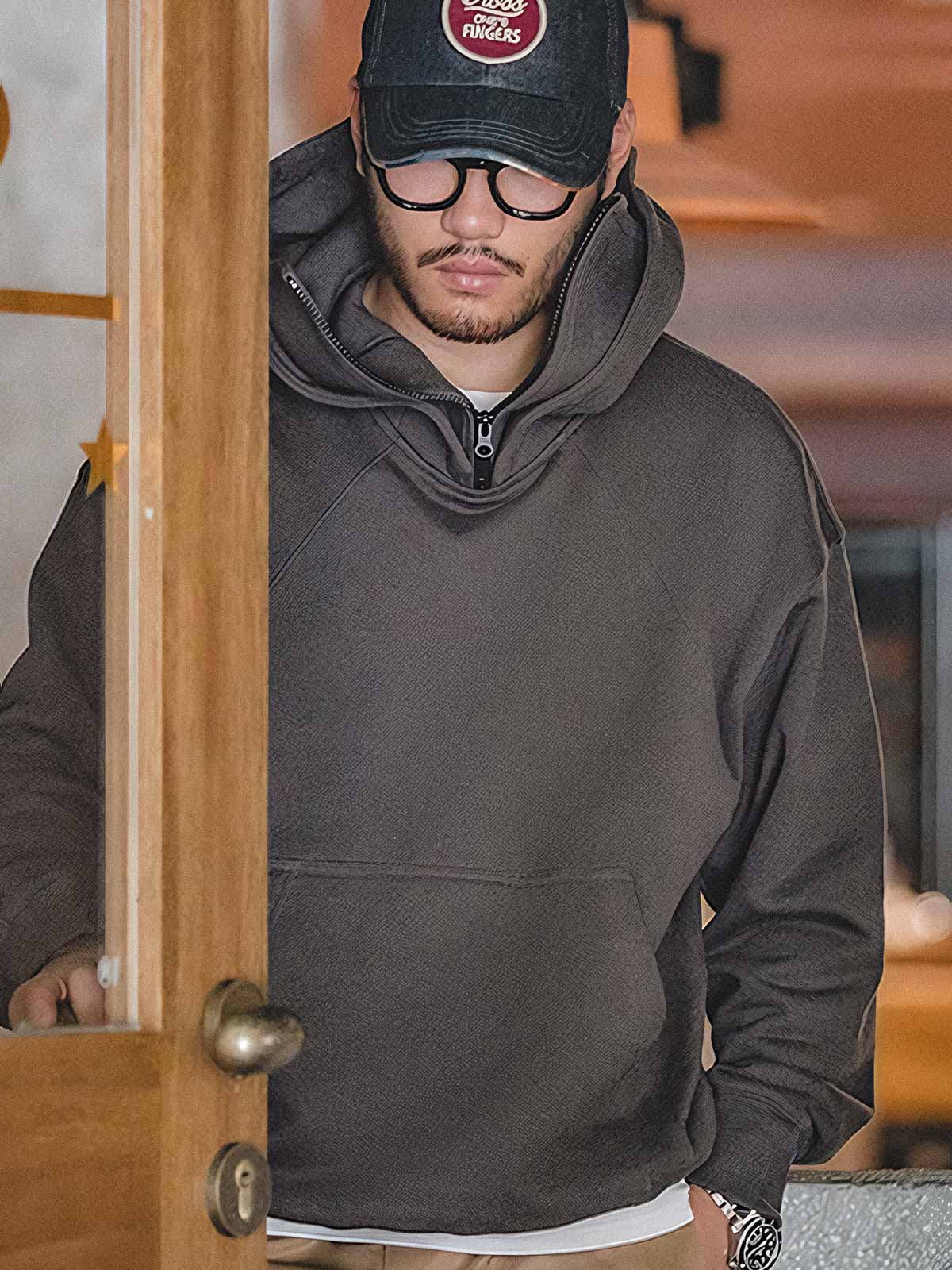 詳細画像:
ジップ式バラクラバ面罩デザインのクローズアップ、風を防ぐ機能性を備えたフード付きパーカー

モデル画像:
モデルが着用したアメリカン重厚バラクラバフード付きパーカー、ストリートスタイルやアウトドアシーンに対応したコーディネート