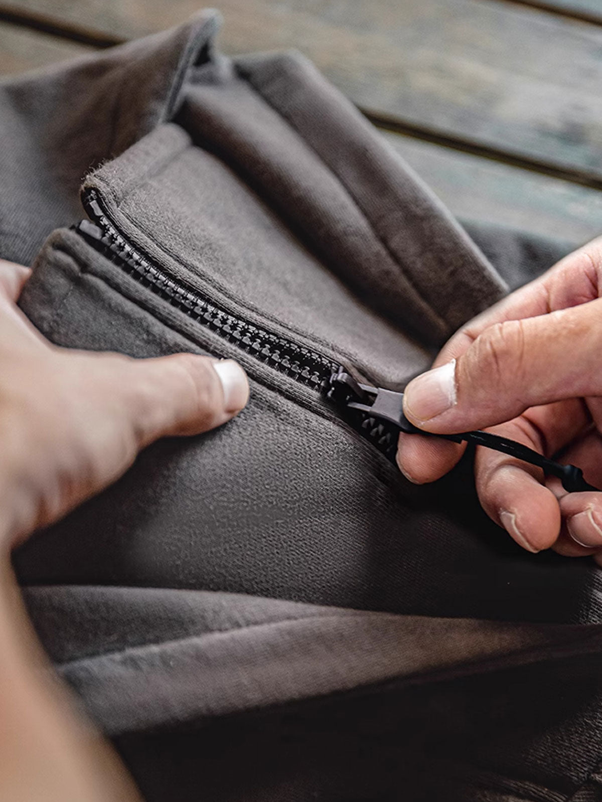 製品画像:
アメリカン重厚バラクラバフード付きパーカー、360g/m²の天然コットン生地とジップ式バラクラバデザイン、アウトドアやストリートスタイルに最適

詳細画像:
ジップ式バラクラバ面罩デザインのクローズアップ、風を防ぐ機能性を備えたフード付きパーカー