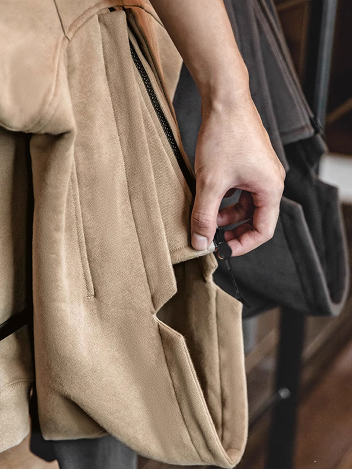 製品画像:
アメリカン重厚バラクラバフード付きパーカー、360g/m²の天然コットン生地とジップ式バラクラバデザイン、アウトドアやストリートスタイルに最適

詳細画像:
ジップ式バラクラバ面罩デザインのクローズアップ、風を防ぐ機能性を備えたフード付きパーカー