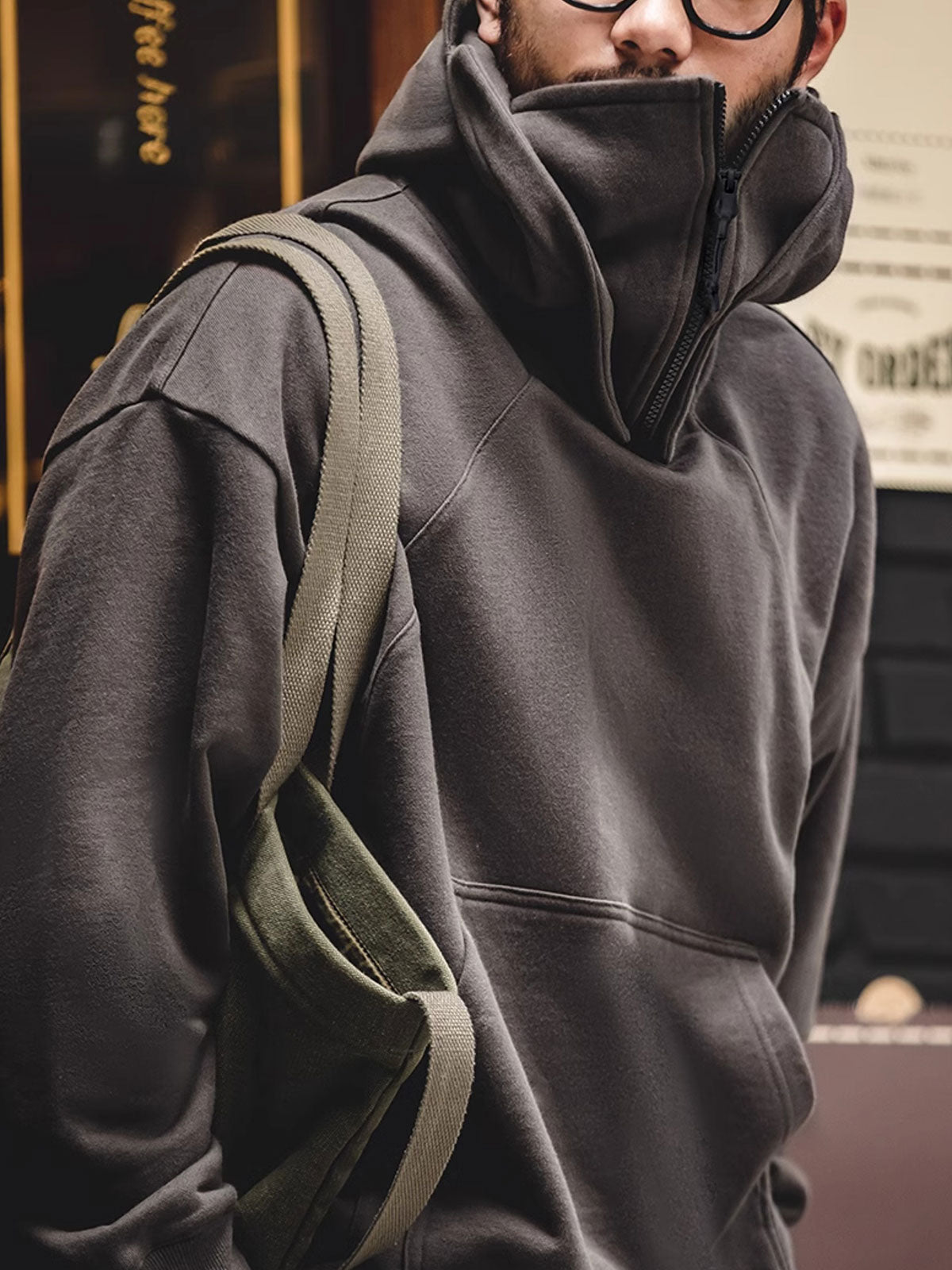 詳細画像:
ジップ式バラクラバ面罩デザインのクローズアップ、風を防ぐ機能性を備えたフード付きパーカー

モデル画像:
モデルが着用したアメリカン重厚バラクラバフード付きパーカー、ストリートスタイルやアウトドアシーンに対応したコーディネート