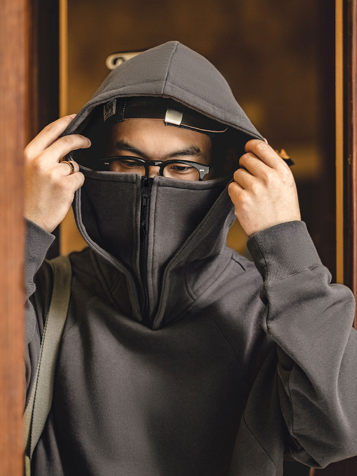 詳細画像:
ジップ式バラクラバ面罩デザインのクローズアップ、風を防ぐ機能性を備えたフード付きパーカー

モデル画像:
モデルが着用したアメリカン重厚バラクラバフード付きパーカー、ストリートスタイルやアウトドアシーンに対応したコーディネート