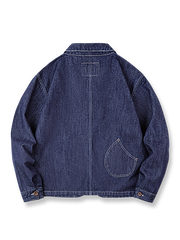 製品画像
ウォッシュ加工が施されたクラシックなフレンチブルーの織りデニム素材ジャケット全体画像。ヴィンテージ感と実用性を兼ね備えたデザインが特徴。

詳細画像
大容量のダブルインサートポケットや丸みを帯びた裾デザイン、ツイル織りテクスチャーのディテールを強調したショット。自然なウォッシュ加工の風合いも表現。