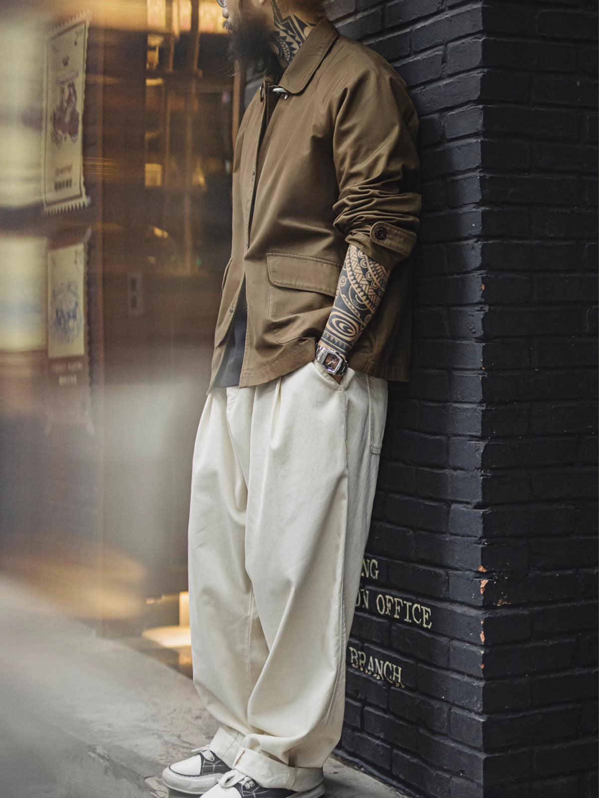 詳細画像
金属製ロブスタークランプとラグランスリーブのディテール、背中の中央縫い合わせデザイン、ブラウンコットン素材で厚手で耐久性があり、通気性も確保

モデル画像
消防バックルキャンバスジャケットを着用したモデル、ユニークなロブスタークランプとラグランスリーブのデザイン、快適で活動的な着心地を提供するルーズフィットスタイル