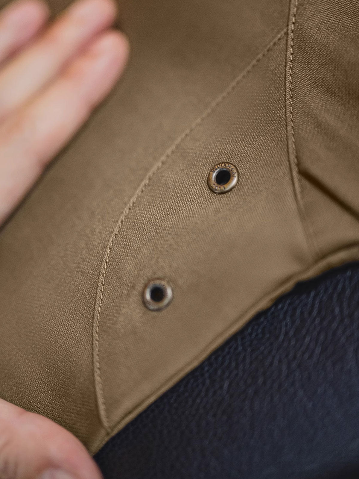 製品画像
消防バックルキャンバスジャケット、ユニークな金属製ロブスタークランプ、ラグランスリーブのゆったりとしたカッティング、伝統的な消防服デザインと精緻な工芸感を融合

詳細画像
金属製ロブスタークランプとラグランスリーブのディテール、背中の中央縫い合わせデザイン、ブラウンコットン素材で厚手で耐久性があり、通気性も確保