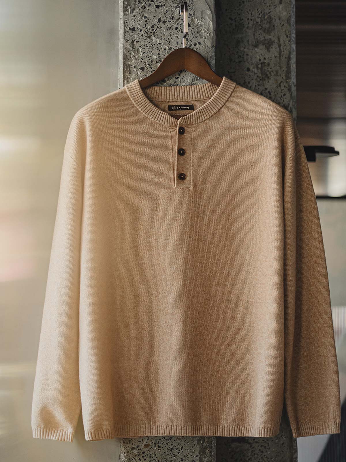 製品画像
スケール編み ヘンリーネック ニットセーター 立体的なスケール編みデザインとクラシックなヘンリーネックが特徴。高品質なニット素材で作られ、着心地も抜群。

詳細画像:
ヘンリーネックと牛角製四つ穴ボタンのディテール画像 クラシックなデザインで、牛角ボタンがアクセントとなり、上品さを引き立てます。