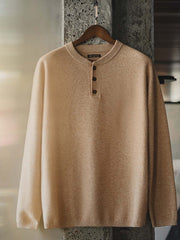 製品画像
スケール編み ヘンリーネック ニットセーター 立体的なスケール編みデザインとクラシックなヘンリーネックが特徴。高品質なニット素材で作られ、着心地も抜群。

詳細画像:
ヘンリーネックと牛角製四つ穴ボタンのディテール画像 クラシックなデザインで、牛角ボタンがアクセントとなり、上品さを引き立てます。