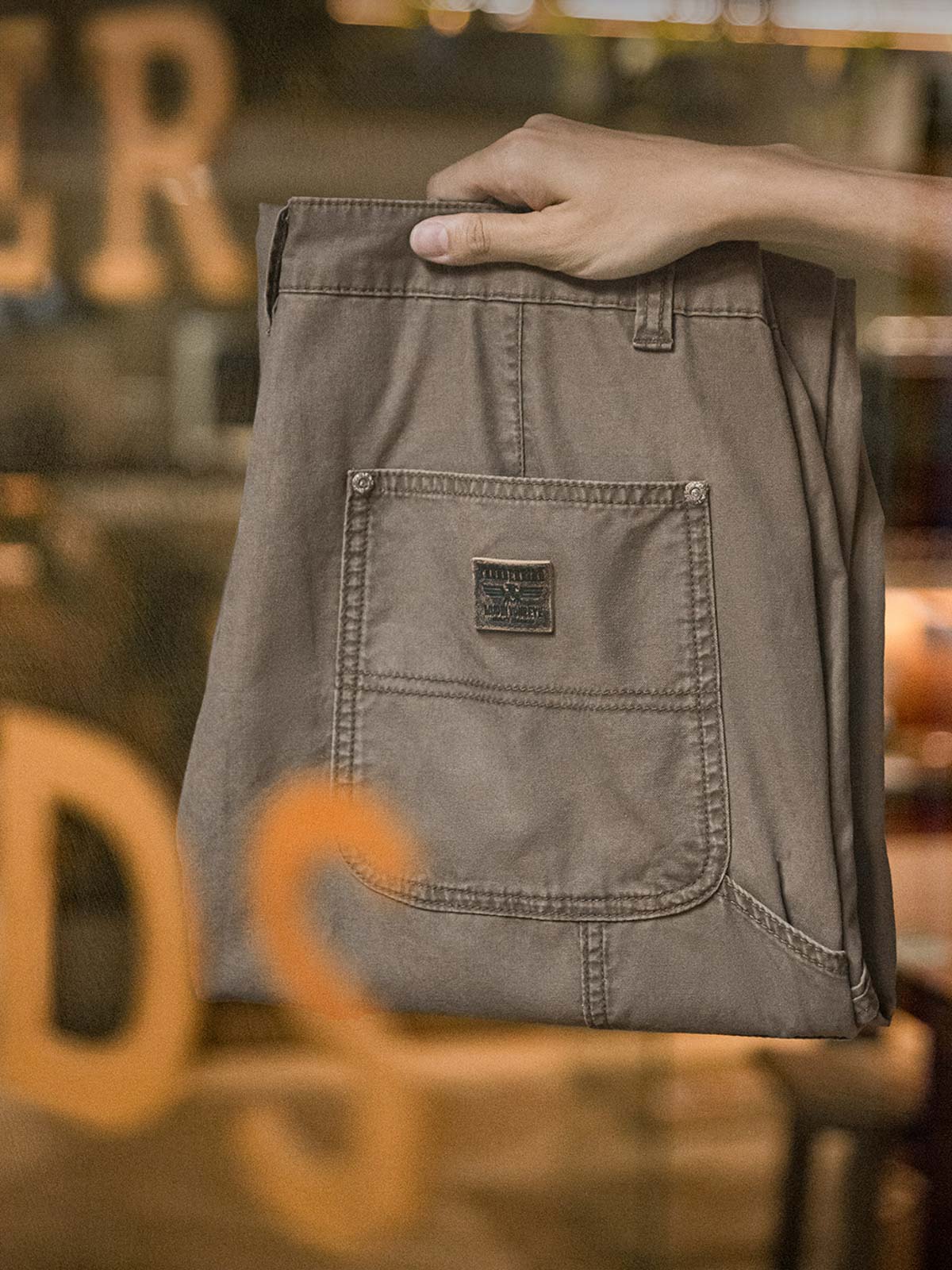 製品画像
B01改良型ダブルニー・カーゴパンツ、クラシックなB01型をリバイバル、ダブルニーのパッチとツールポケット、ハンマーループを備えたワークウェアスタイル、アンティーク仕上げの打ち込みリベットとエンボス加工されたレザーパッチ

詳細画像
改良型デザインでポケット数を減らしシンプルに、ヴィンテージ感を高める打ち込みリベットとレザーパッチ、100%コットンのキャンバス生地、ウォッシュ加工でレトロな風合いを実現したディテール