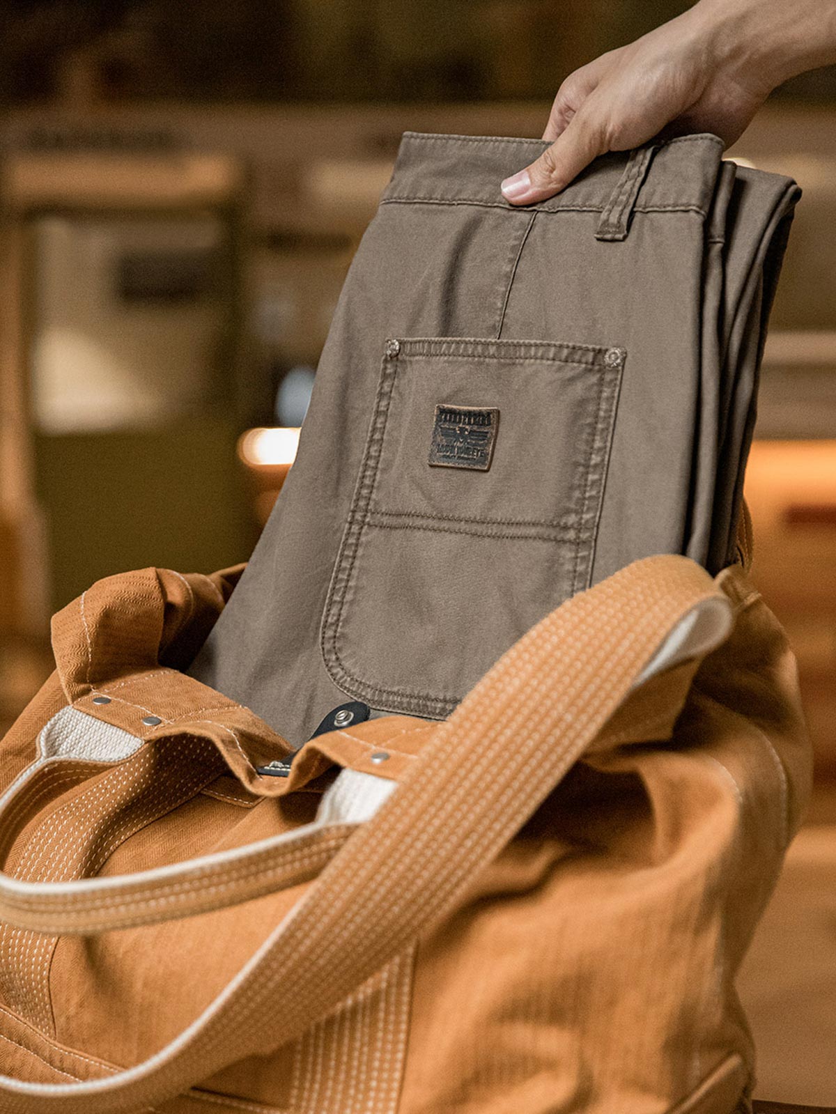 製品画像
B01改良型ダブルニー・カーゴパンツ、クラシックなB01型をリバイバル、ダブルニーのパッチとツールポケット、ハンマーループを備えたワークウェアスタイル、アンティーク仕上げの打ち込みリベットとエンボス加工されたレザーパッチ

詳細画像
改良型デザインでポケット数を減らしシンプルに、ヴィンテージ感を高める打ち込みリベットとレザーパッチ、100%コットンのキャンバス生地、ウォッシュ加工でレトロな風合いを実現したディテール