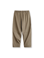 製品画像
大口ポケット ワイドカジュアルパンツ 実用性とスタイルを兼ね備えた、リラックスしたカジュアルな雰囲気を演出するレトロなワークパンツ。

詳細画像
大口ポケットとディテールが特徴的なワイドカジュアルパンツのクローズアップ。235g/mのコットンツイル生地を使用。