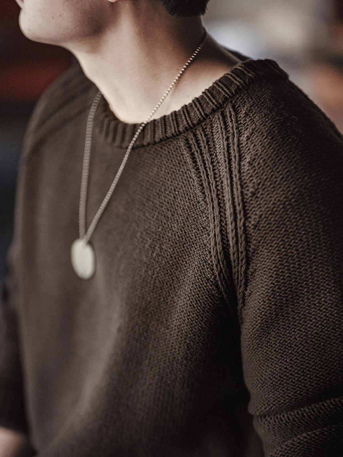 詳細画像
ヘビーウェイト編みのテクスチャー、コットン60.3%とアクリル39.7%の混紡素材、二重リブのネックライン、ラグランスリーブデザインによる快適な着心地、ヴィンテージ感とモダンを融合させたデザイン

モデル画像
アメリカンカジュアルスタイルのクルーネックセーター、ラグランスリーブで動きやすさを実現、二重リブネックラインで首元にフィット、ヴィンテージ感を加えたオリジナルラベル付き