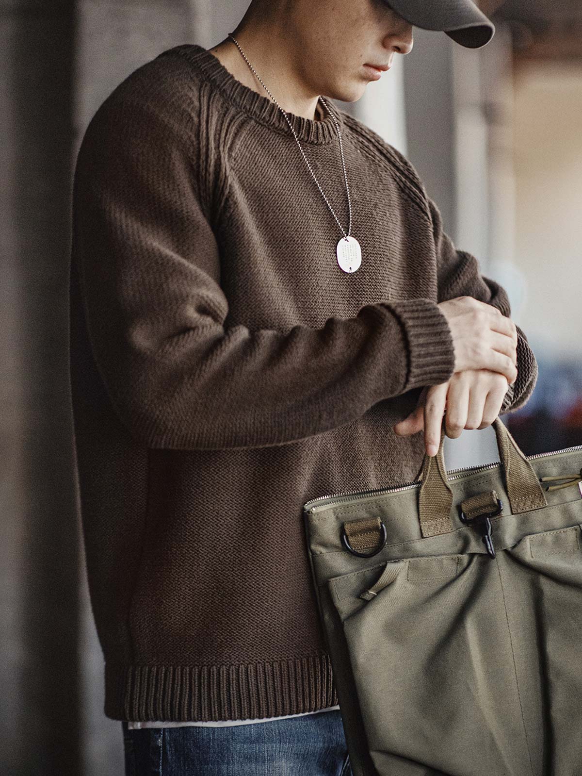 詳細画像
ヘビーウェイト編みのテクスチャー、コットン60.3%とアクリル39.7%の混紡素材、二重リブのネックライン、ラグランスリーブデザインによる快適な着心地、ヴィンテージ感とモダンを融合させたデザイン

モデル画像
アメリカンカジュアルスタイルのクルーネックセーター、ラグランスリーブで動きやすさを実現、二重リブネックラインで首元にフィット、ヴィンテージ感を加えたオリジナルラベル付き