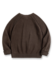 製品画像
ヘビーウェイト編みクルーネックセーター、コットンとアクリル混紡素材、16番手の糸で編まれた精緻なテクスチャー、ラグランスリーブデザインで動きやすさを強調、ヴィンテージ感を加えたオリジナルラベル付き

詳細画像
ヘビーウェイト編みのテクスチャー、コットン60.3%とアクリル39.7%の混紡素材、二重リブのネックライン、ラグランスリーブデザインによる快適な着心地、ヴィンテージ感とモダンを融合させたデザイン