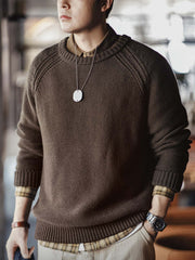 詳細画像
ヘビーウェイト編みのテクスチャー、コットン60.3%とアクリル39.7%の混紡素材、二重リブのネックライン、ラグランスリーブデザインによる快適な着心地、ヴィンテージ感とモダンを融合させたデザイン

モデル画像
アメリカンカジュアルスタイルのクルーネックセーター、ラグランスリーブで動きやすさを実現、二重リブネックラインで首元にフィット、ヴィンテージ感を加えたオリジナルラベル付き