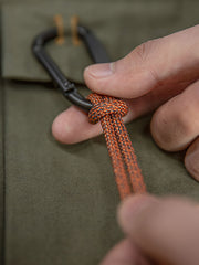 詳細画像：シャツのカラビナとロープのディテール図