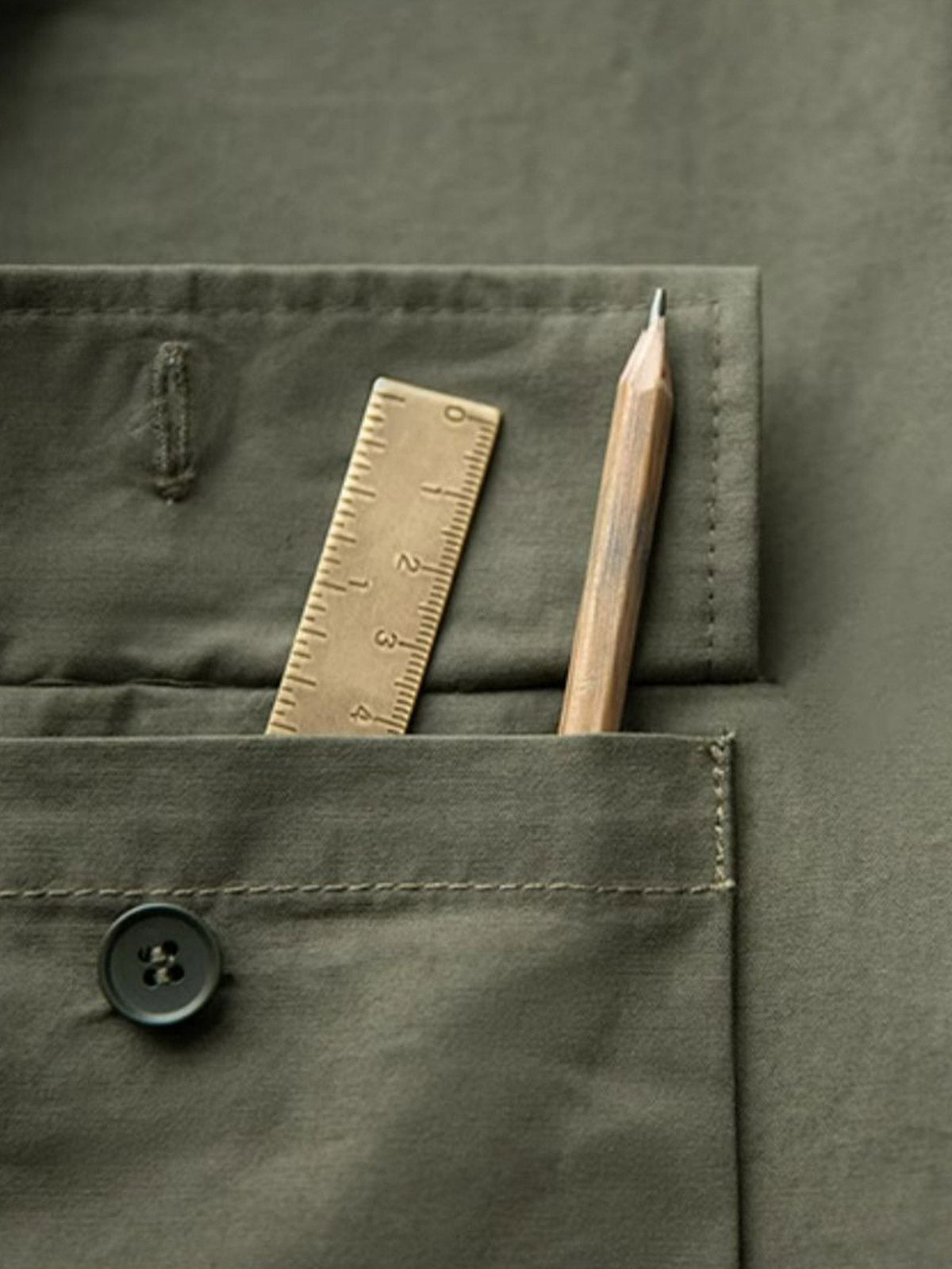 詳細画像：シャツのカラビナとロープのディテール図