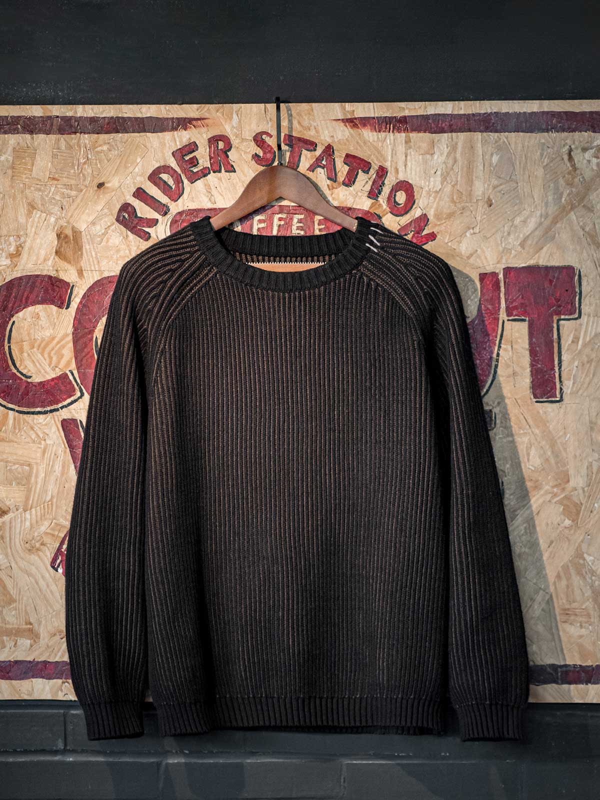 製品画像：クラシックなアメリカンカジュアルスタイルのストライプ編みセーター、ラグランスリーブデザインと柳編み風デザインが特徴。ブラウンとブラックの配色がシンプルでありながら質感を引き立て、リラックス感のある着心地。

詳細画像：ストライプ編みのデザインアップ、ラグランスリーブと柳編み風のディテール、ブラウンとブラックの配色で個性を引き立て。リブ編みの裾がフィット感を提供。