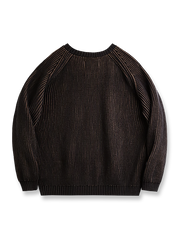 製品画像：クラシックなアメリカンカジュアルスタイルのストライプ編みセーター、ラグランスリーブデザインと柳編み風デザインが特徴。ブラウンとブラックの配色がシンプルでありながら質感を引き立て、リラックス感のある着心地。

詳細画像：ストライプ編みのデザインアップ、ラグランスリーブと柳編み風のディテール、ブラウンとブラックの配色で個性を引き立て。リブ編みの裾がフィット感を提供。