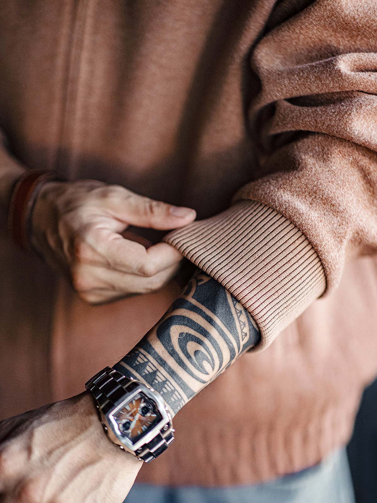 詳細画像：
"アメカジグラフィティ要素を取り入れた立体刺繍と、背面の牛革紙ラベルのディテールクローズアップ。袖口と裾のリブ編みがヴィンテージ感と着心地の良さを強調"

モデル画像：
"アメカジヴィンテージスタイルのウール混紡ベースボールジャケットを着用した、日常のトレンドコーディネート。リブ編みの袖口と裾がアクセントになったカジュアルスタイル"