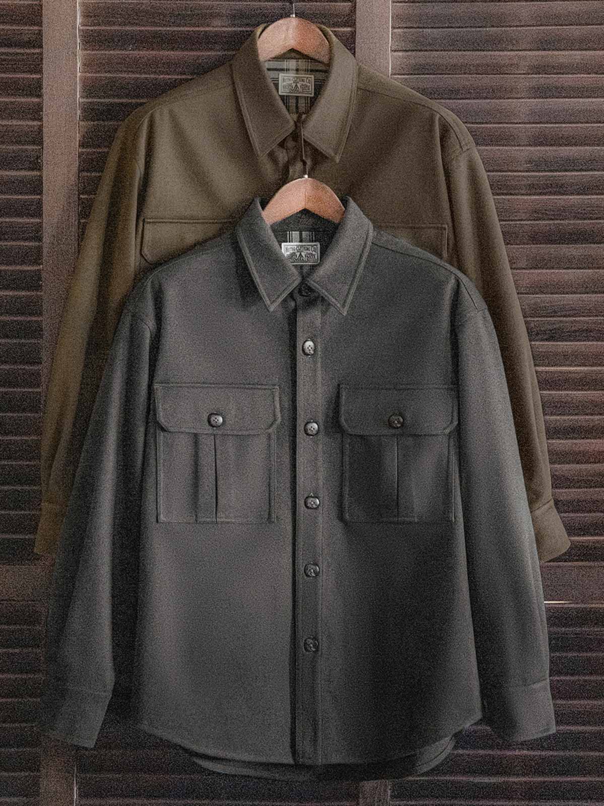 製品画像: 400gのスターリースカイウール混素材を使用したクラシックでモダンな長袖シャツ全体の外観。
詳細画像: フラップ付きダブルポケットやレーザー加工木製ボタン、袖口の直角スリットデザインをクローズアップ。