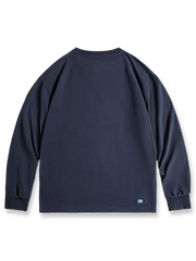 製品画像
「フロック加工ロゴプリントを大胆に施したアメリカンストリート風長袖Tシャツの全体画像。起毛加工の柔らかなコットン素材が快適な着心地を提供。」

詳細画像
「フロック加工のロゴプリントと起毛素材の滑らかな肌触りをクローズアップ。背面の刺繍アーチロゴや裾のラバープリントタグもディテールとして特徴的。」