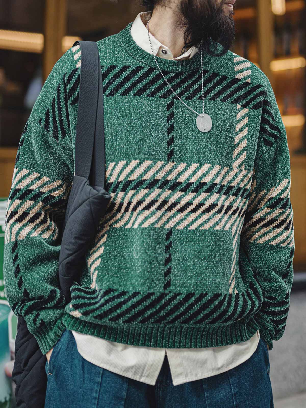 詳細画像
シェニール織りクリスマスセーターのディテール、ヴィンテージグリーンとブラウンのカラーコンビネーションとケーブル編み模様、広めのリブ袖口とアーチ型リブネックで暖かさを保つデザイン

モデル画像
ヴィンテージグリーンとブラウンのシェニール織りクリスマスセーターを着用したモデル、北欧風のケーブル編みデザインが冬の祝祭感を引き立てるスタイル