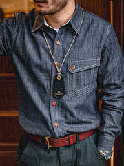 海軍インスパイアのCPOデニムシャツを着用しているモデル健太。サイズS、身長168cm、体重55kgで、シャツのリラックスフィットとスタイルを示しています。