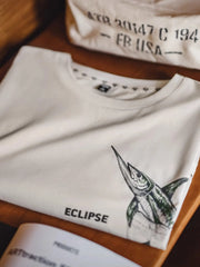 ポケット位置にマーリン錯視プリントを配したホワイトTシャツ