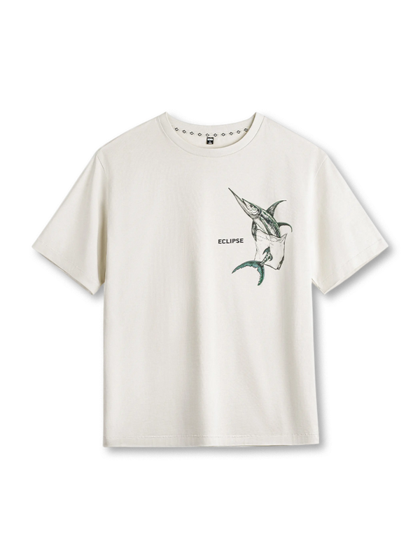 ポケット位置にマーリン錯視プリントを配したホワイトTシャツ