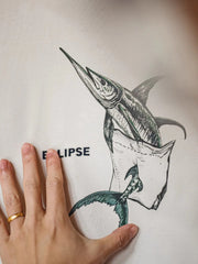 ポケット位置にマーリン錯視プリントを配したホワイトTシャツ