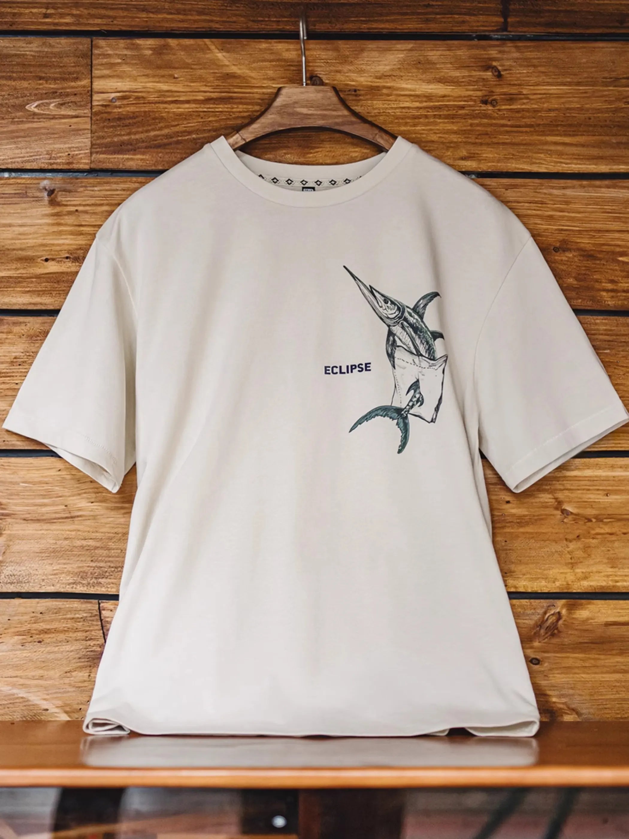 ポケット位置にマーリン錯視プリントを配したホワイトTシャツ