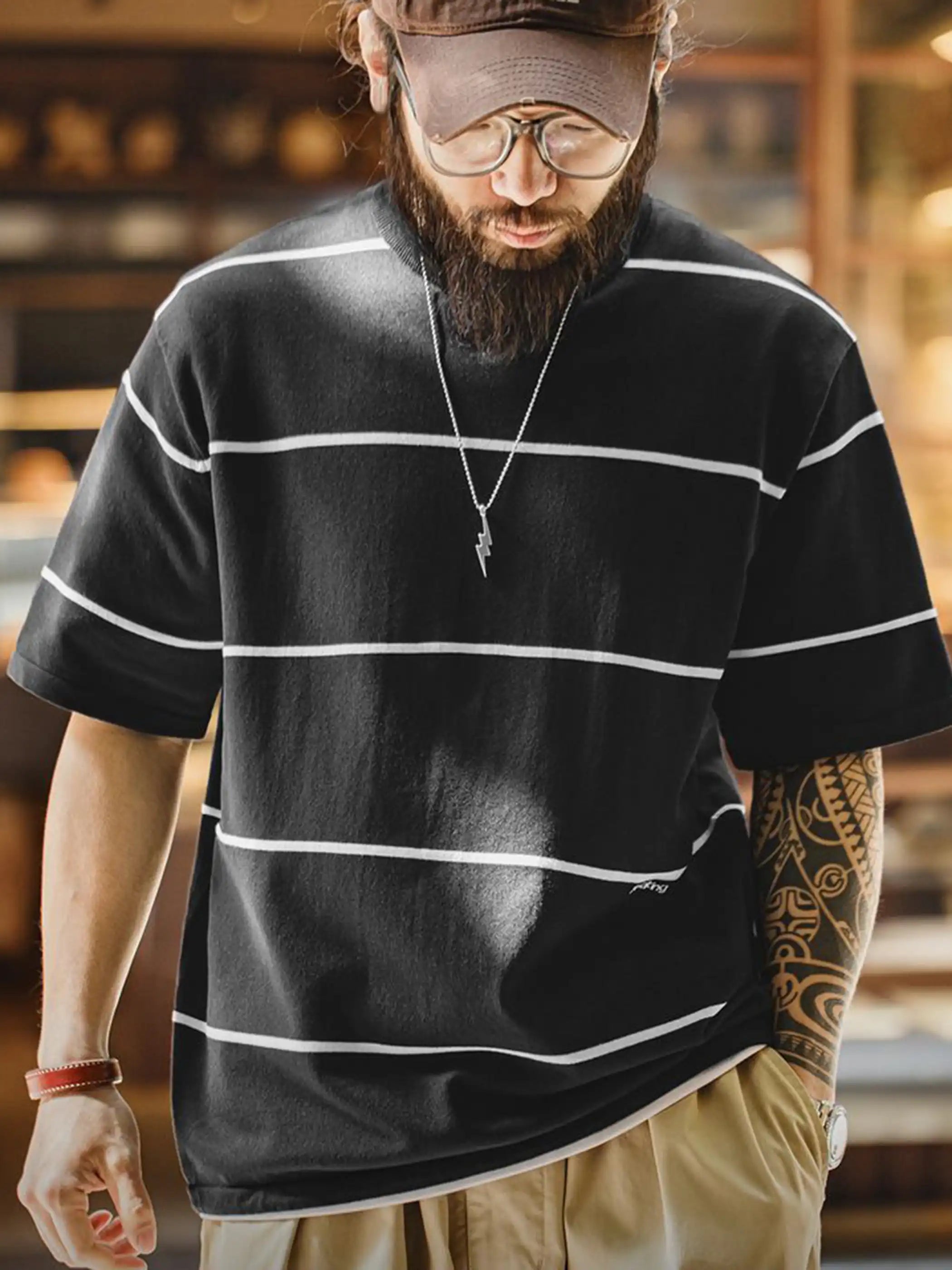 ブラックとホワイトの大きなストライプが全面に施されたTシャツ全体像