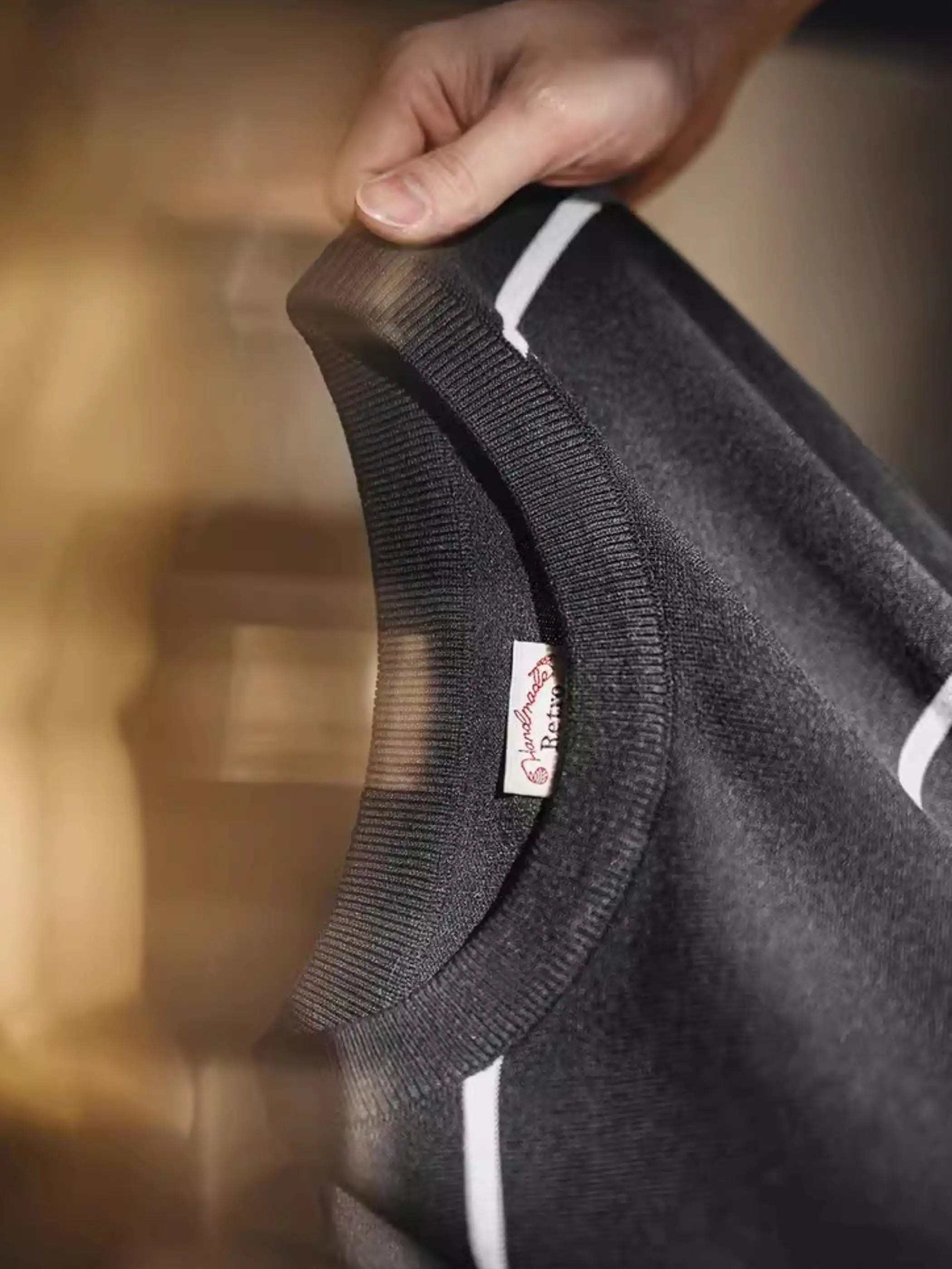 ブラックとホワイトの大きなストライプが全面に施されたTシャツ全体像