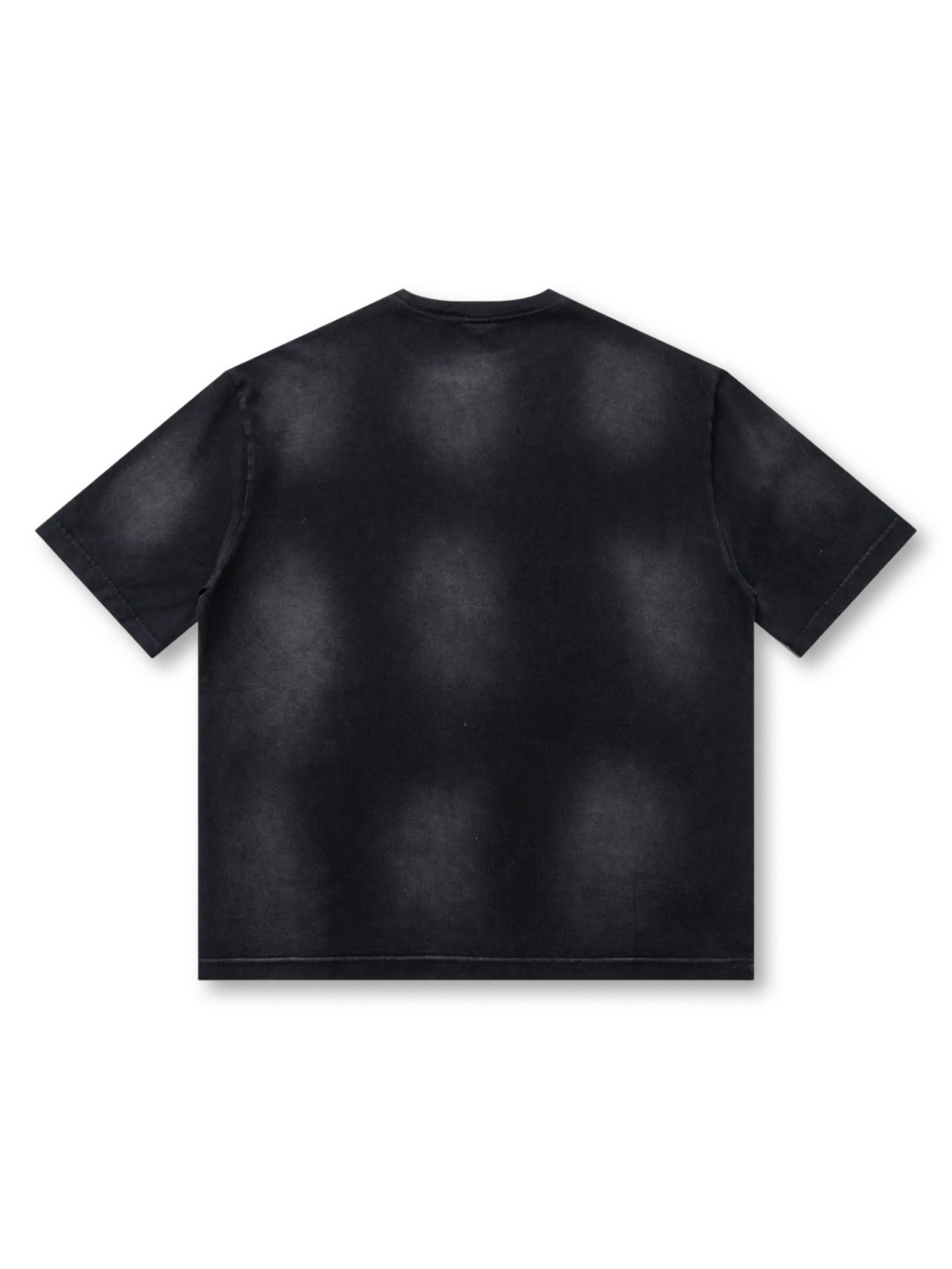 ウォッシュ加工が際立つブラックTシャツ前面プリントデザイン