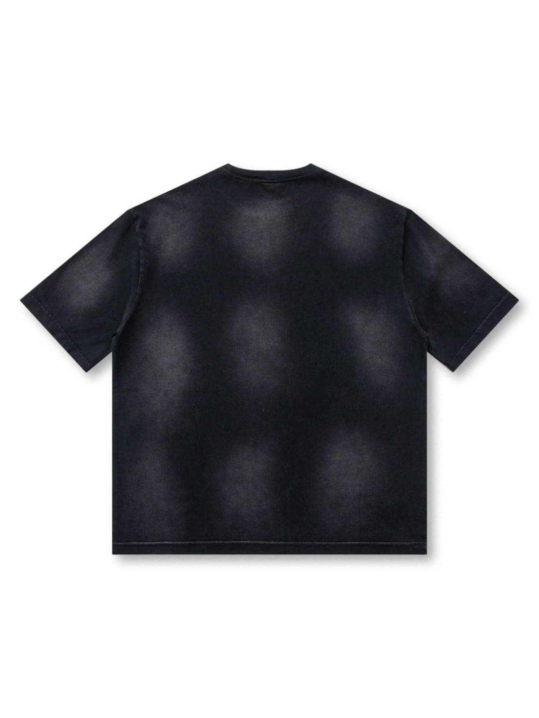 ウォッシュ加工が際立つブラックTシャツ前面プリントデザイン