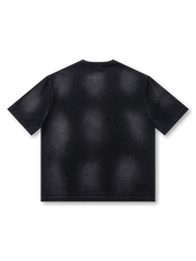 ウォッシュ加工が際立つブラックTシャツ前面プリントデザイン
