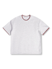 グレーとブラックのクルーネックTシャツ、衿と袖口に貝殻刺繍をあしらったデザイン