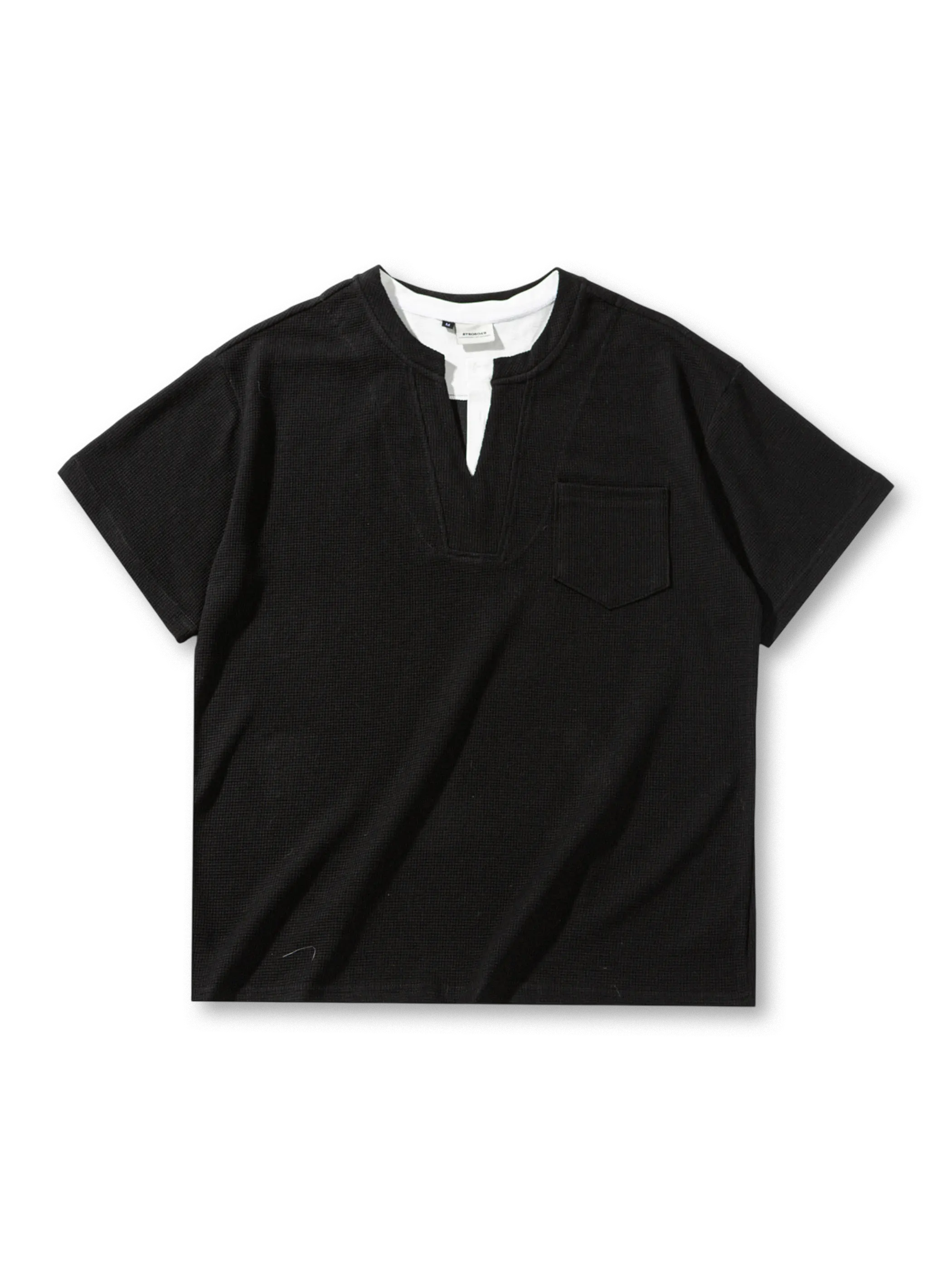 ワッフル生地のフェイクレイヤードTシャツ、カジュアルなデザインと立体的な切り替えディテール