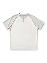 ラグランスリーブとヘンリーネックが際立つフロントビュー。