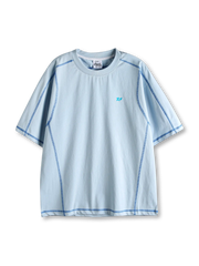 ラグラン風切り替えを配したグレーの機能性Tシャツ全体像
