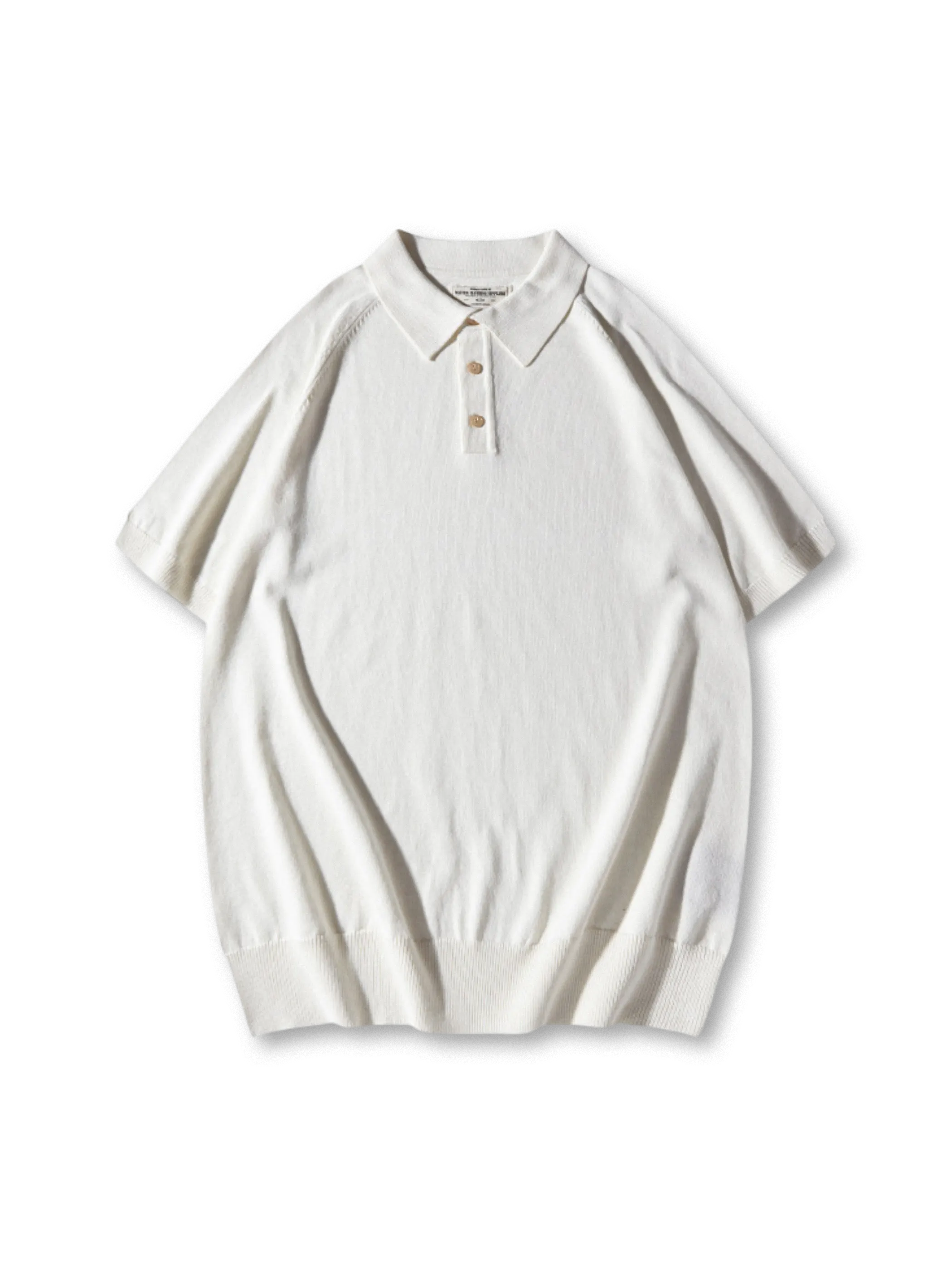 リブ編みの凹凸と七つ穴襟のディテールクローズアップ
