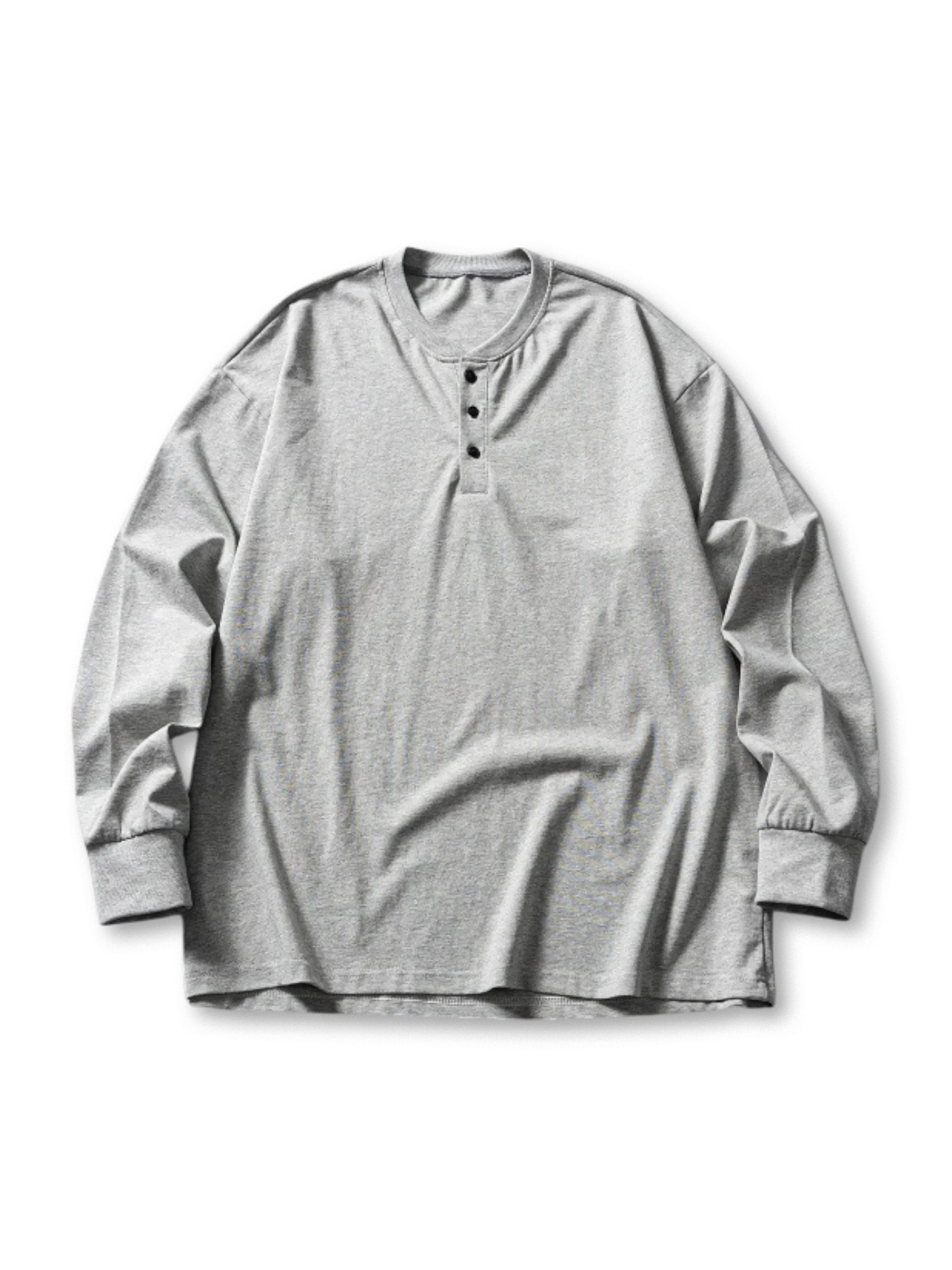 ブラック、グレー、ホワイトの3色展開ヘンリーネック長袖Tシャツ
