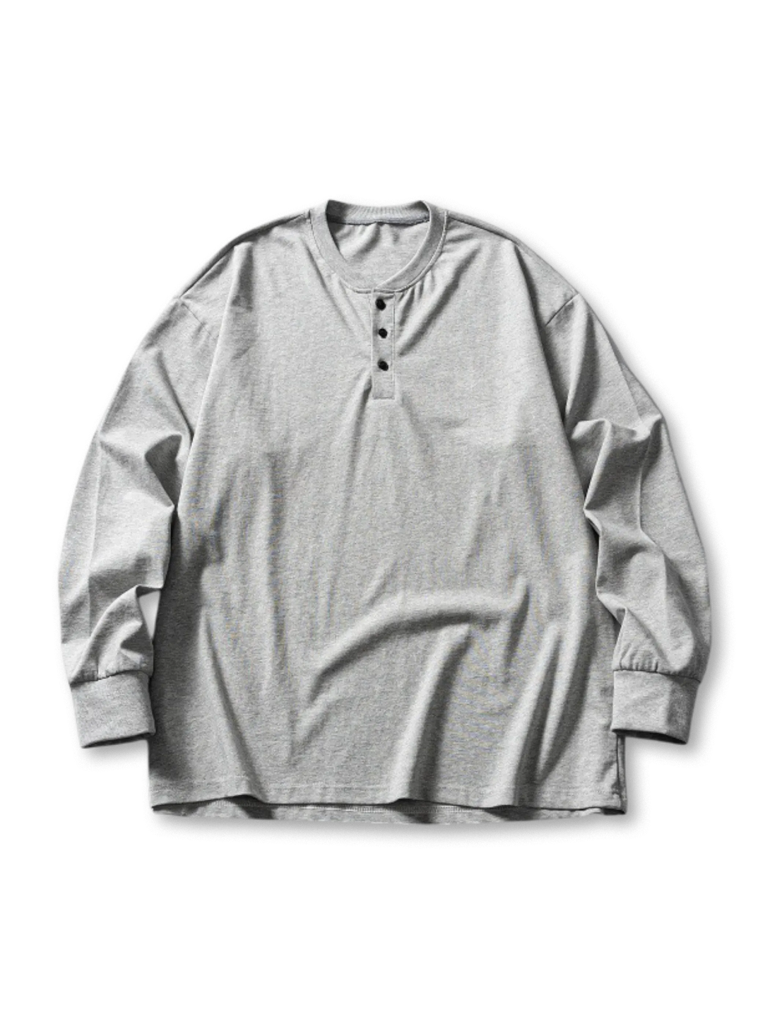 ブラック、グレー、ホワイトの3色展開ヘンリーネック長袖Tシャツ
