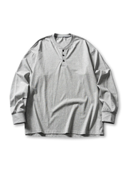 ブラック、グレー、ホワイトの3色展開ヘンリーネック長袖Tシャツ
